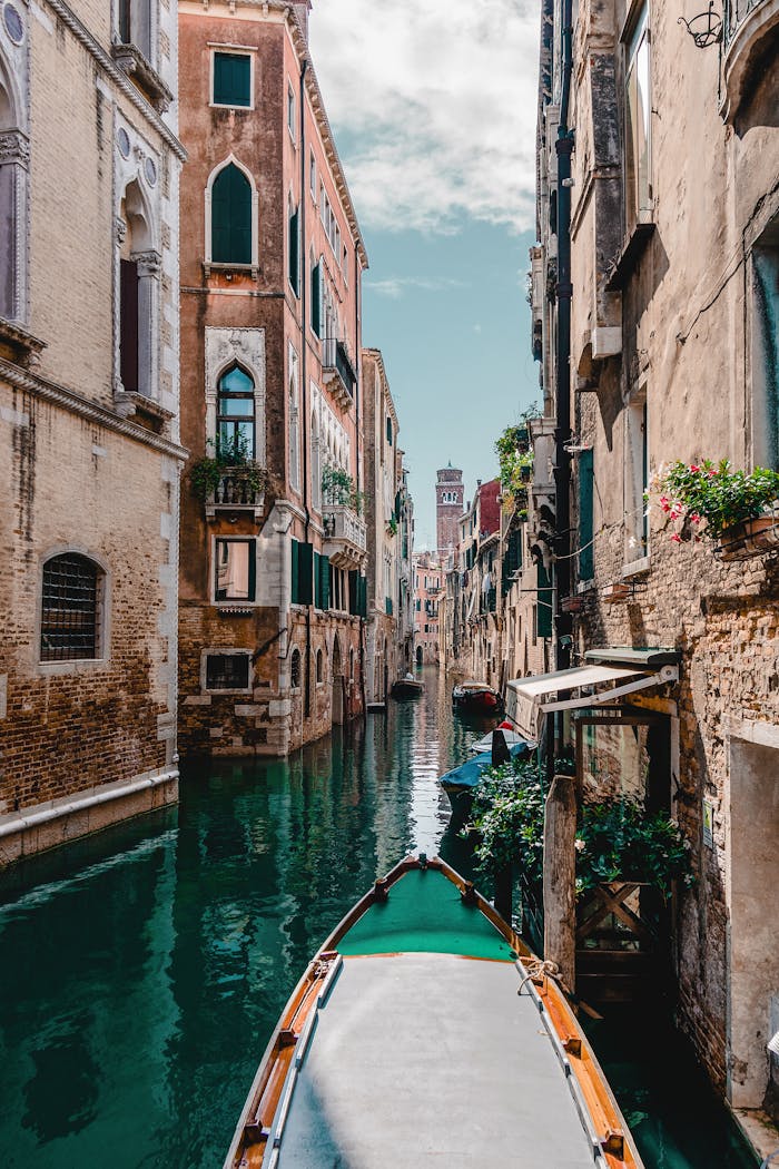 creative-02 Captivating view of a traditional Venetian canal surrounded by historic buildings, perfect for travel enthusiasts.